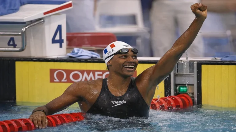 Malia Metella célébrant sa course dans un bassin olympique, nageuse française spécialiste du sprint en nage libre, lors d’une compétition internationale.