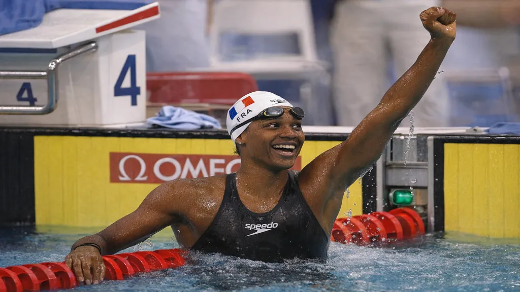 Malia Metella célébrant sa course dans un bassin olympique, nageuse française spécialiste du sprint en nage libre, lors d’une compétition internationale.
