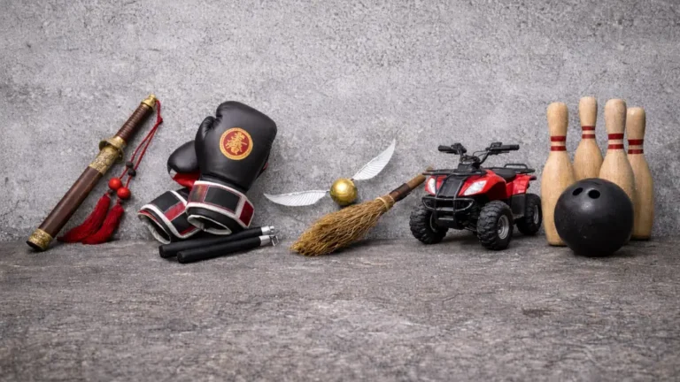 Objets représentant des sports en Q sur fond pierre grise : épée, gants de combat, ballon et balai, quad tout-terrain, quilles et boule.