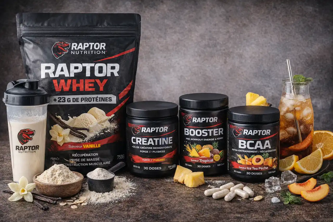 Produits Raptor Nutrition avec whey, créatine, booster pré-entraînement et BCAA présentés sur une table sombre avec shaker et ingrédients