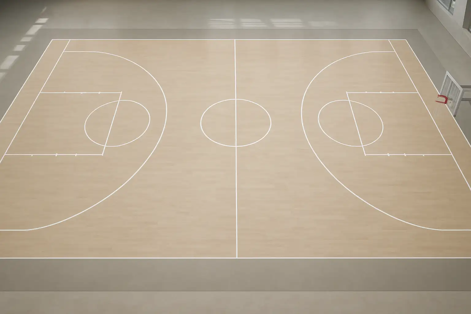 Vue aérienne d’un terrain de basket intérieur avec les marquages FIBA visibles et des dégagements autour.